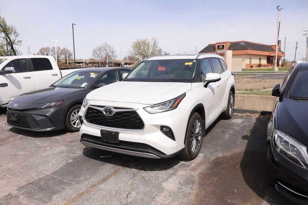 Toyota Highlander Vehicle Full-screen Gallery Image 4