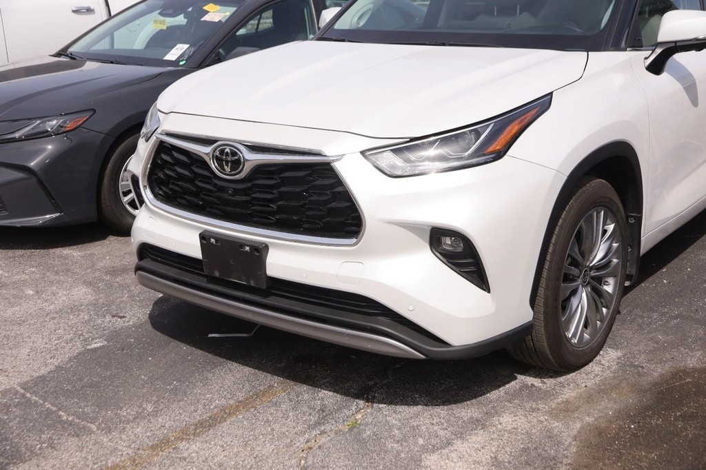 Toyota Highlander Vehicle Full-screen Gallery Image 5