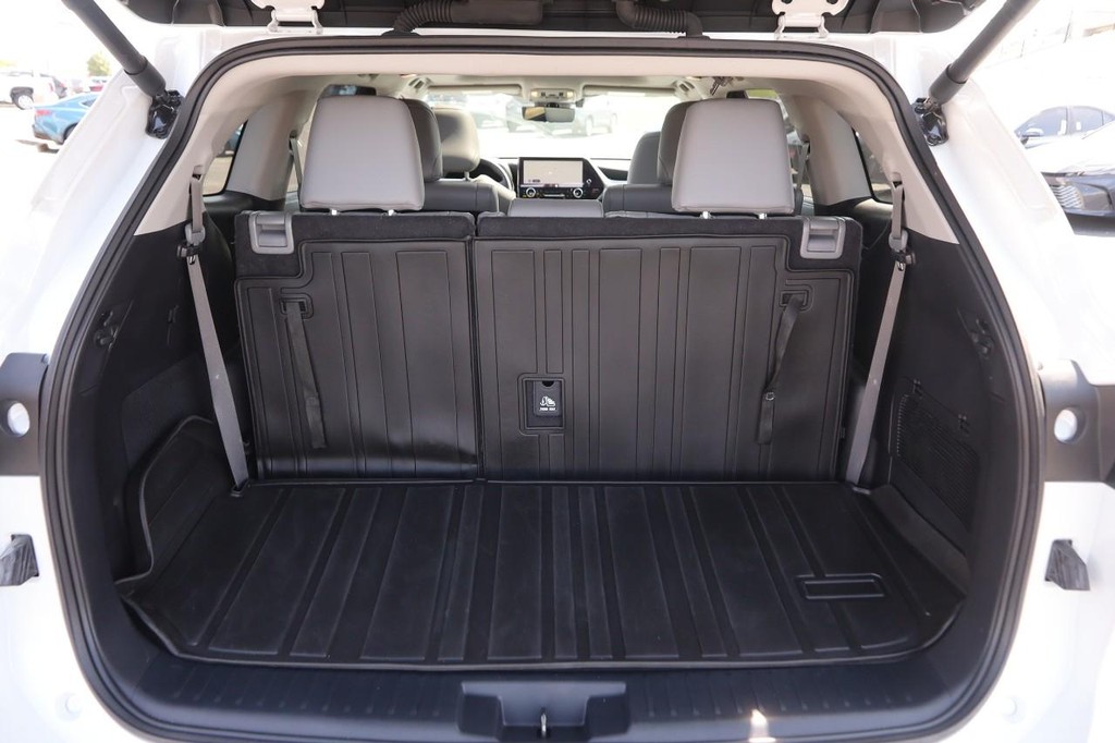 Toyota Highlander Vehicle Full-screen Gallery Image 9