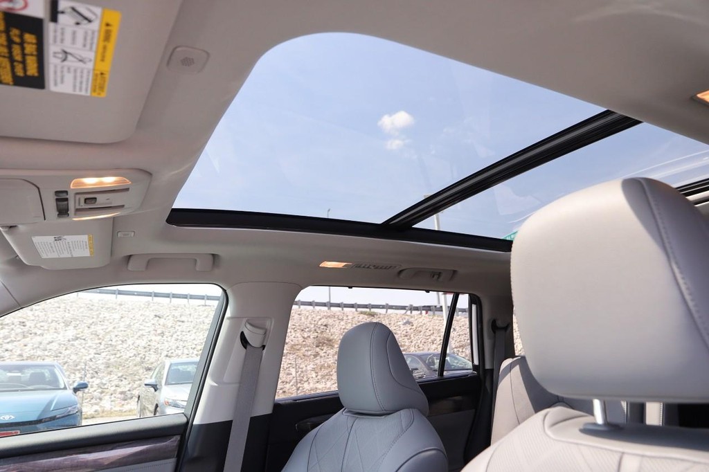 Toyota Highlander Vehicle Full-screen Gallery Image 11