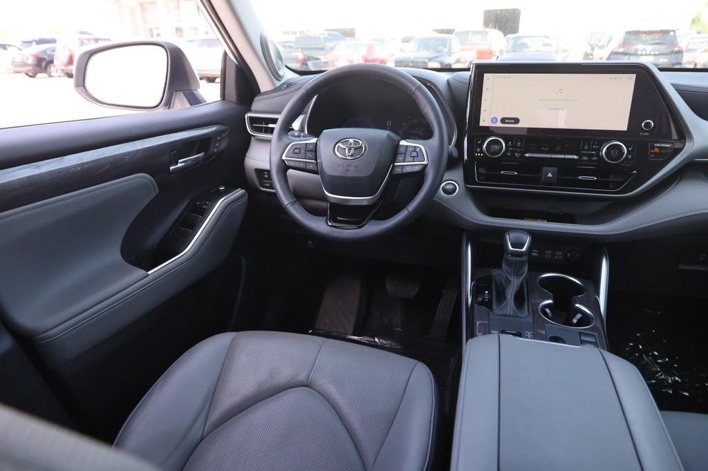 Toyota Highlander Vehicle Full-screen Gallery Image 24