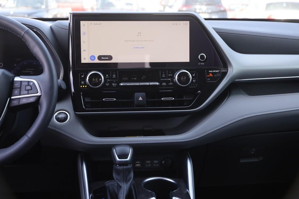 Toyota Highlander Vehicle Full-screen Gallery Image 26