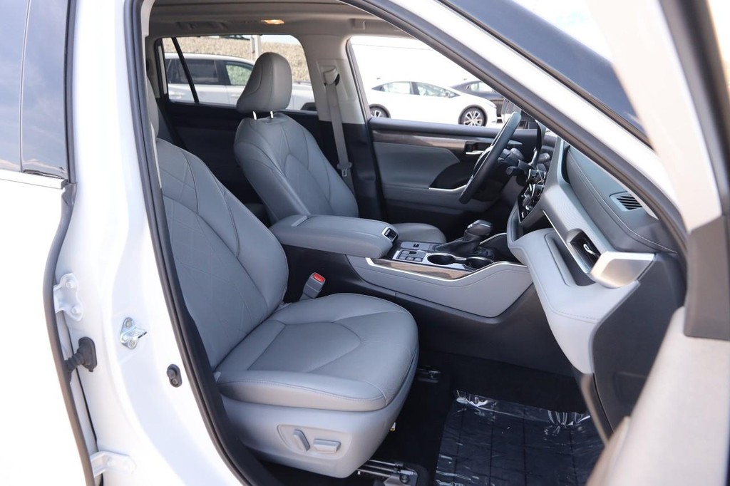Toyota Highlander Vehicle Full-screen Gallery Image 28