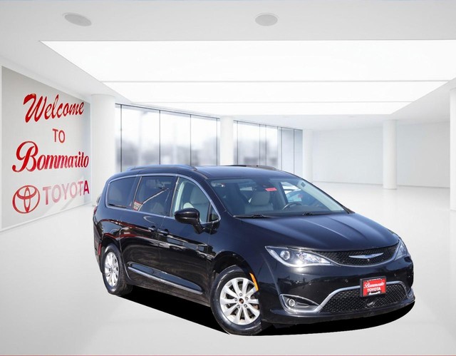 Chrysler Pacifica Vehicle Image 02