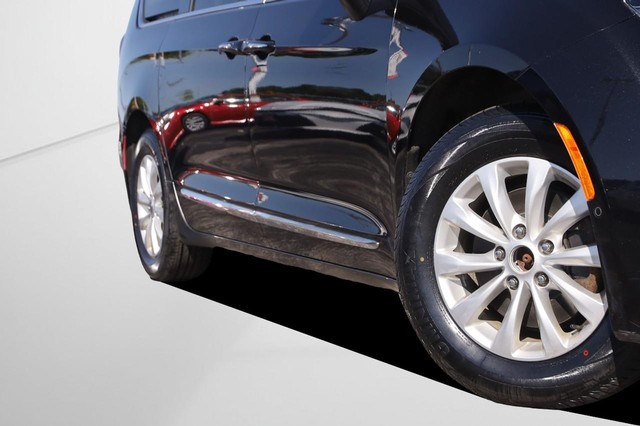 Chrysler Pacifica Vehicle Image 03