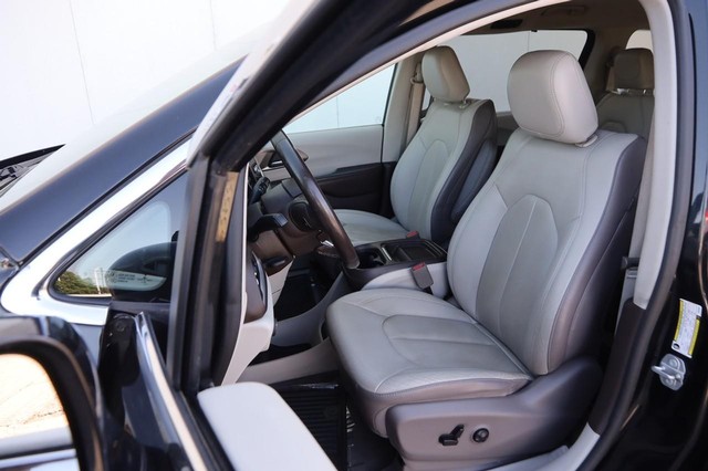 Chrysler Pacifica Vehicle Image 09