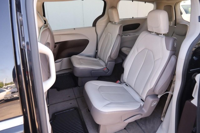 Chrysler Pacifica Vehicle Image 10