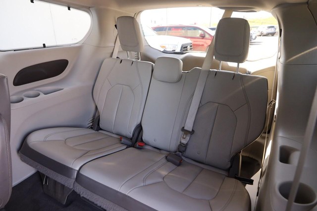 Chrysler Pacifica Vehicle Image 11