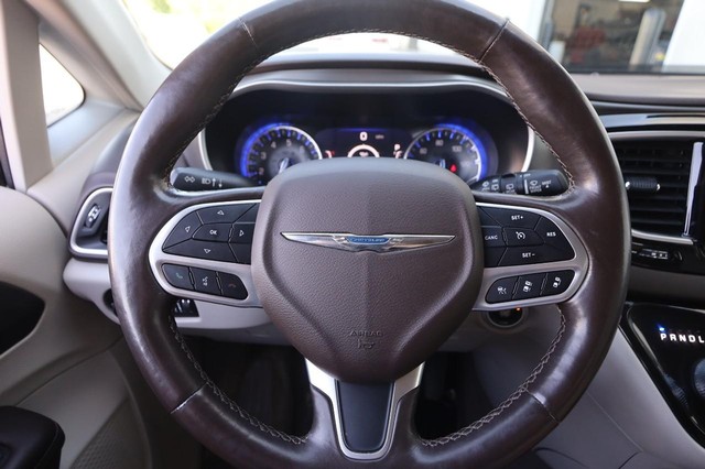 Chrysler Pacifica Vehicle Image 12