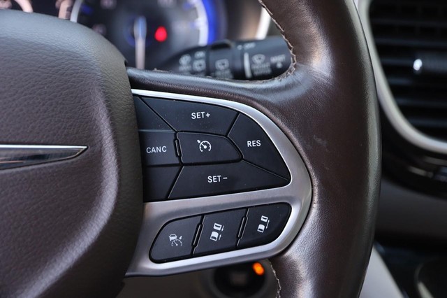 Chrysler Pacifica Vehicle Image 14