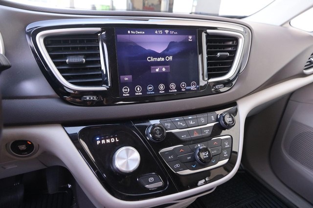 Chrysler Pacifica Vehicle Image 17