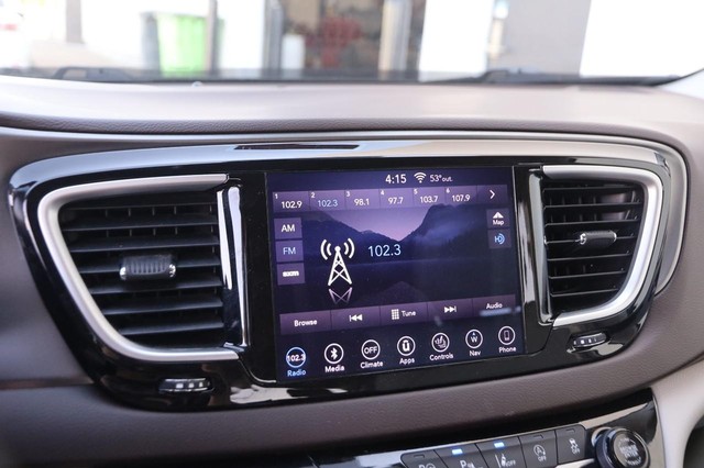 Chrysler Pacifica Vehicle Image 18