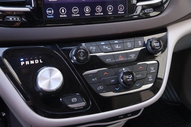 Chrysler Pacifica Vehicle Image 19