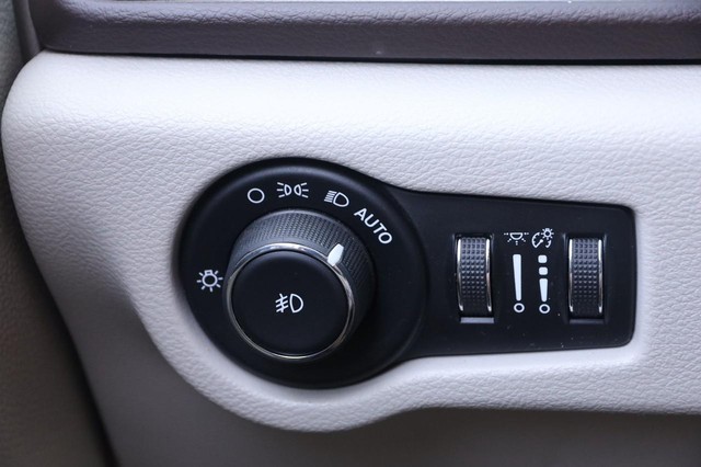 Chrysler Pacifica Vehicle Image 22