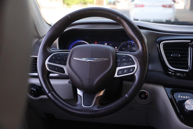 Chrysler Pacifica Vehicle Image 25