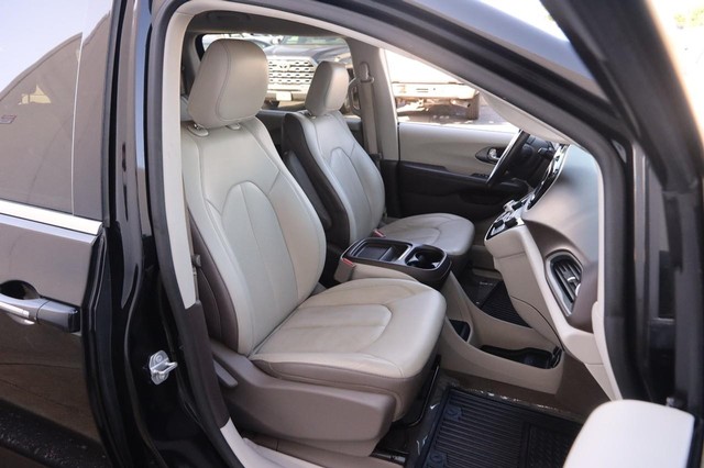 Chrysler Pacifica Vehicle Image 28