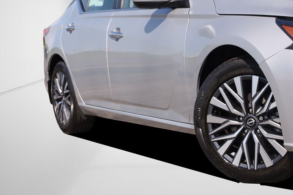 Nissan Altima Vehicle Full-screen Gallery Image 3