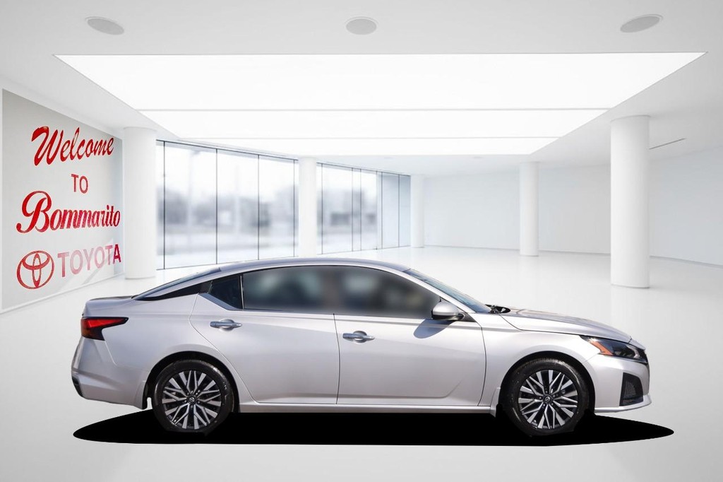 Nissan Altima Vehicle Full-screen Gallery Image 5