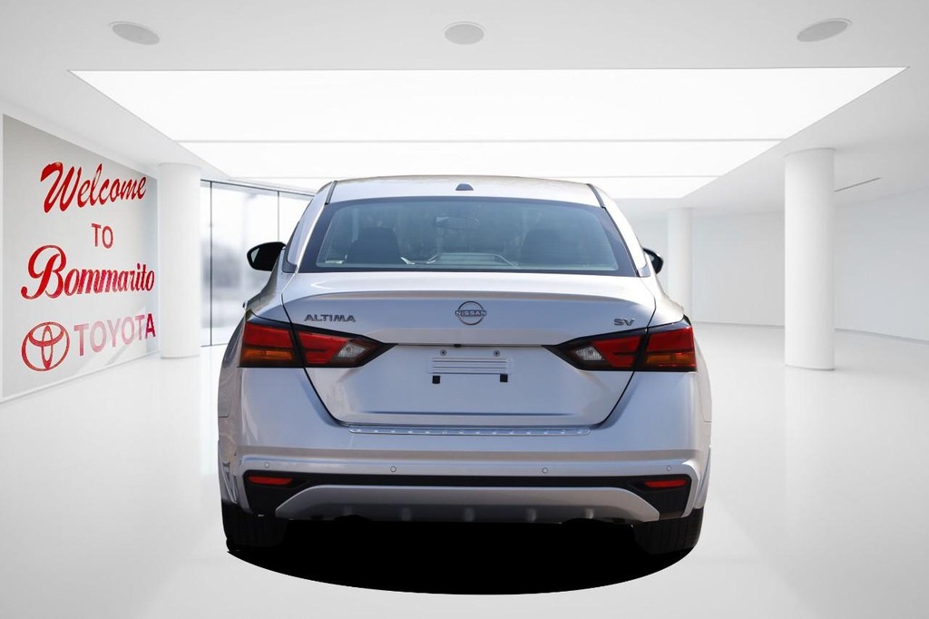Nissan Altima Vehicle Full-screen Gallery Image 6