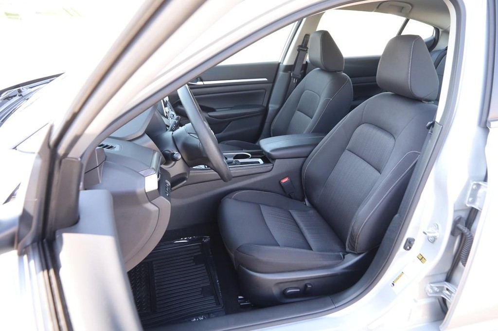 Nissan Altima Vehicle Full-screen Gallery Image 8
