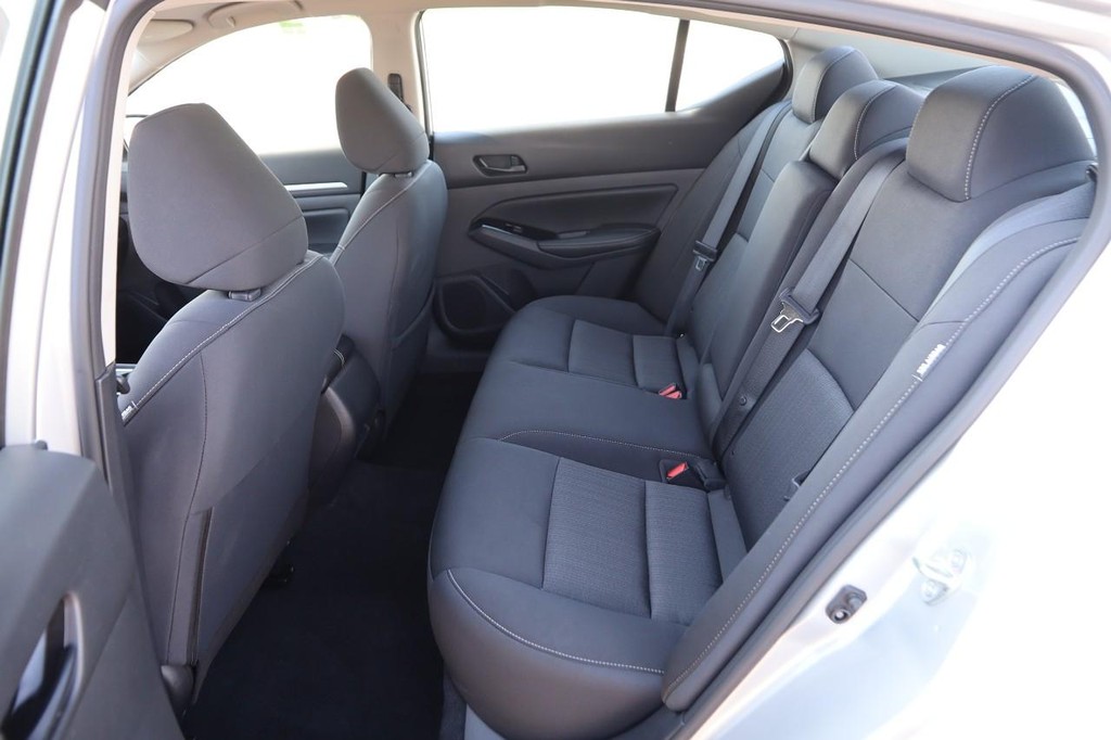 Nissan Altima Vehicle Full-screen Gallery Image 9