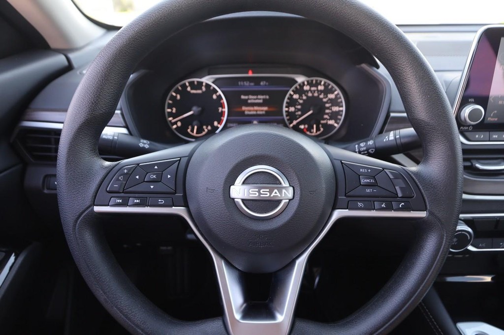 Nissan Altima Vehicle Full-screen Gallery Image 10