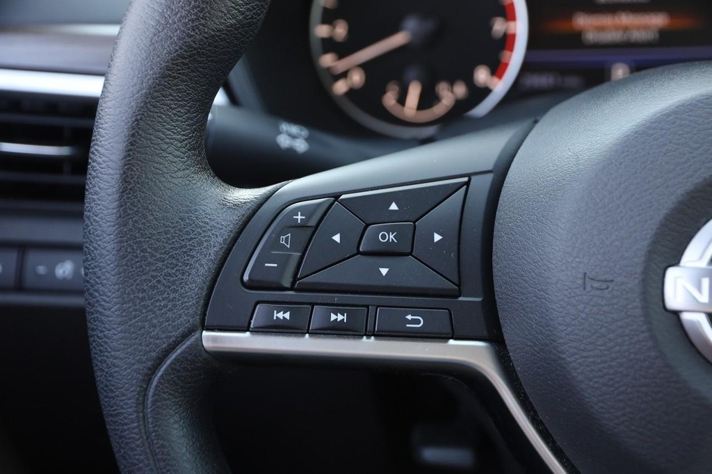 Nissan Altima Vehicle Full-screen Gallery Image 11