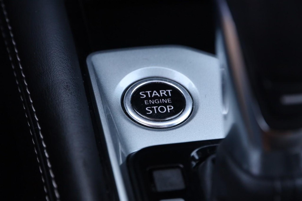Nissan Altima Vehicle Full-screen Gallery Image 14