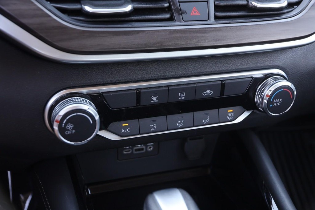 Nissan Altima Vehicle Full-screen Gallery Image 17