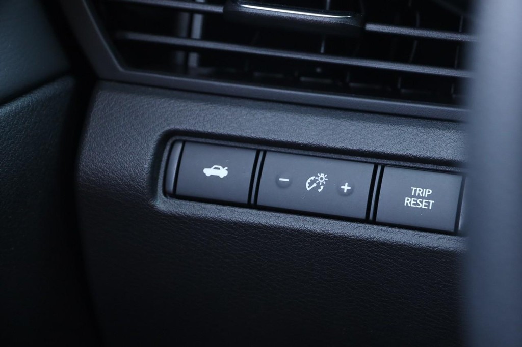 Nissan Altima Vehicle Full-screen Gallery Image 19