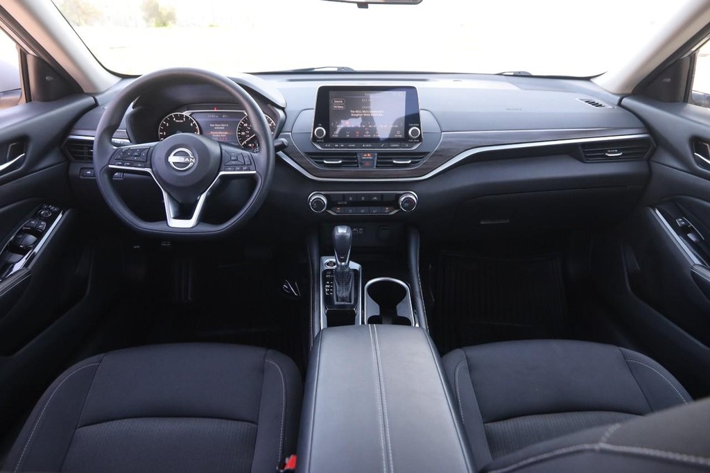 Nissan Altima Vehicle Full-screen Gallery Image 21