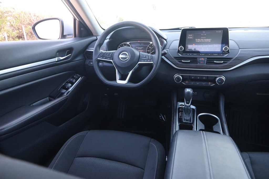 Nissan Altima Vehicle Full-screen Gallery Image 22
