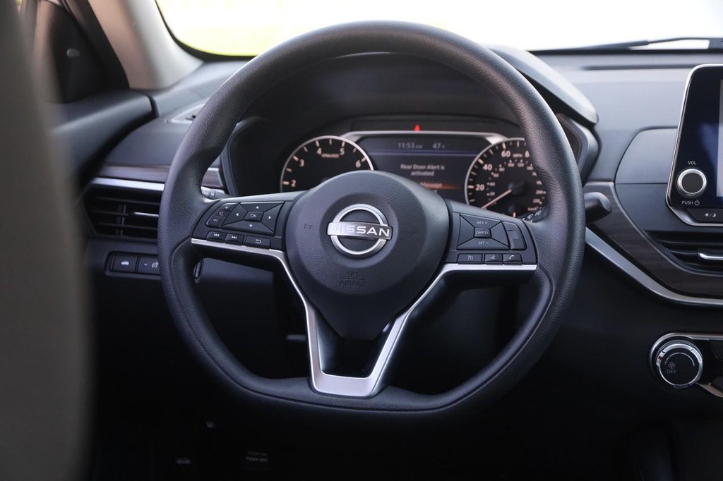 Nissan Altima Vehicle Full-screen Gallery Image 23