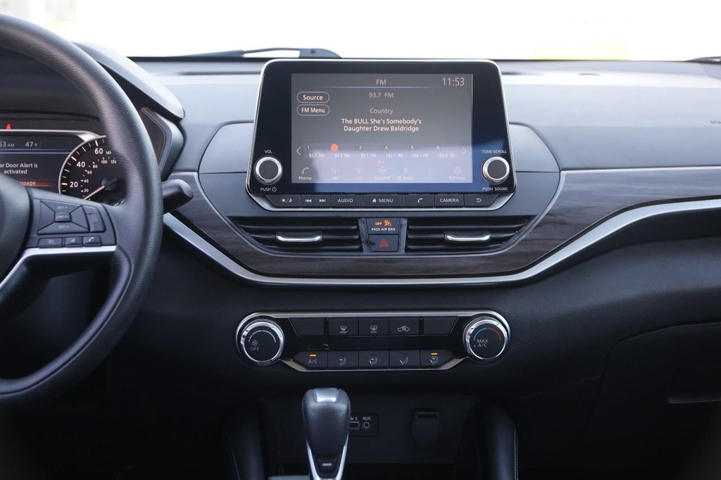 Nissan Altima Vehicle Full-screen Gallery Image 24