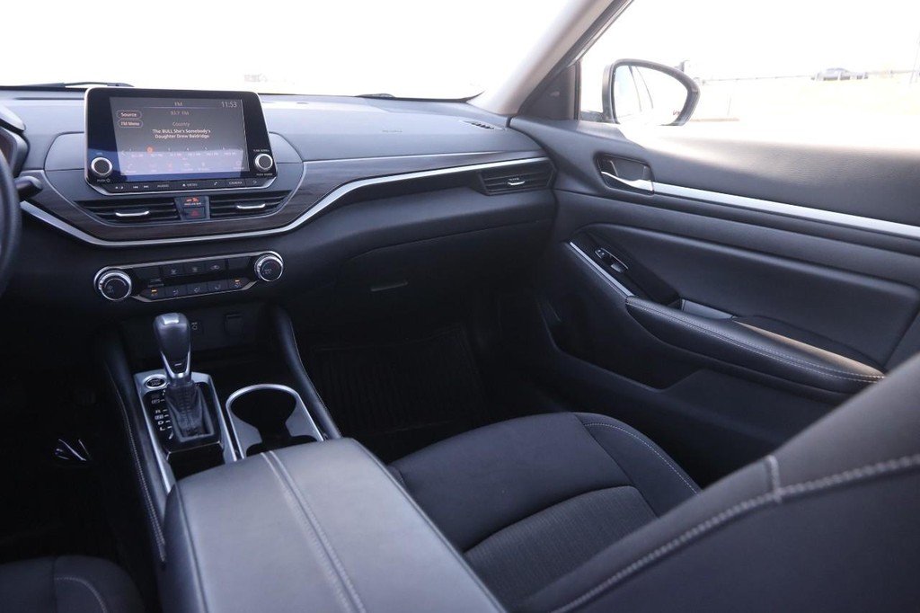 Nissan Altima Vehicle Full-screen Gallery Image 25