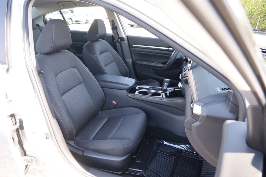Nissan Altima Vehicle Full-screen Gallery Image 26