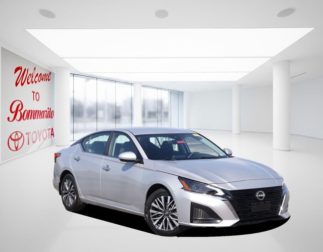 Nissan Altima Vehicle Image 02