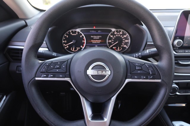 Nissan Altima Vehicle Image 10