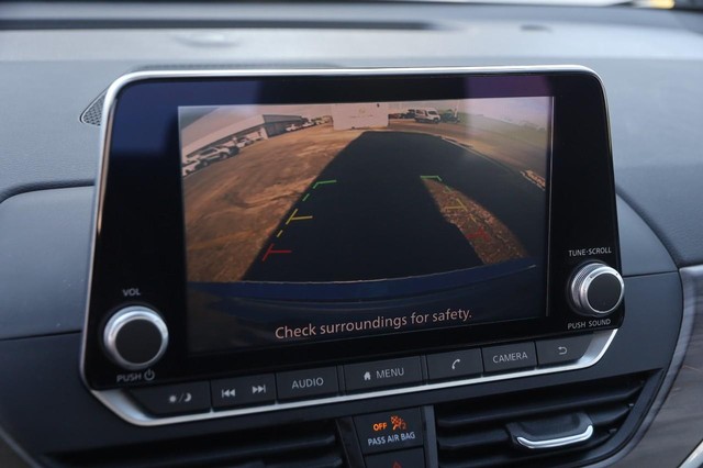 Nissan Altima Vehicle Image 16