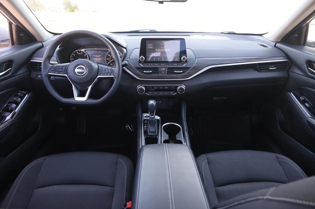 Nissan Altima Vehicle Image 21