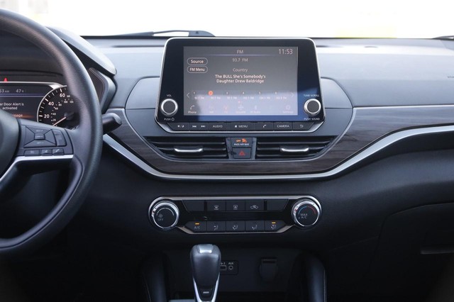 Nissan Altima Vehicle Image 24