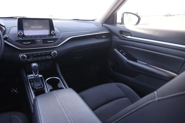 Nissan Altima Vehicle Image 25