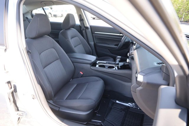 Nissan Altima Vehicle Image 26