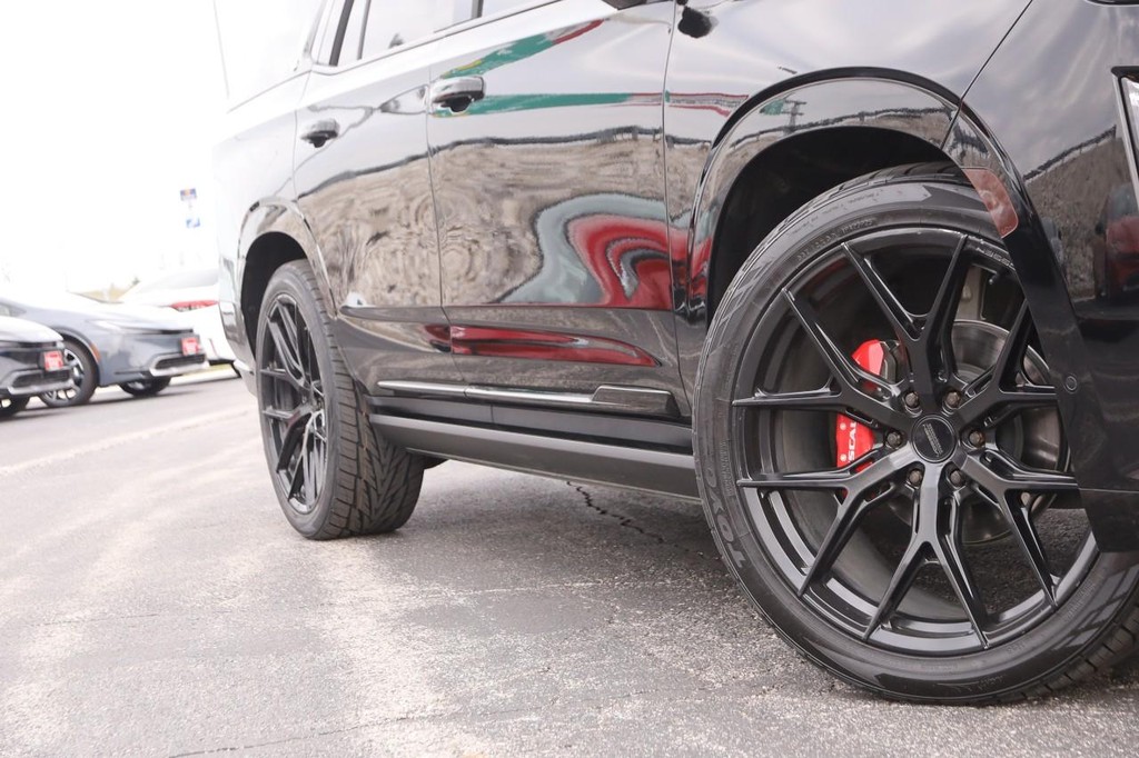 Cadillac Escalade Vehicle Full-screen Gallery Image 3