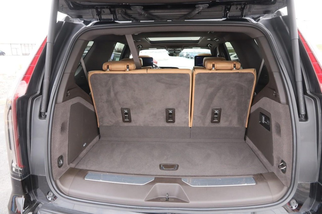 Cadillac Escalade Vehicle Full-screen Gallery Image 7