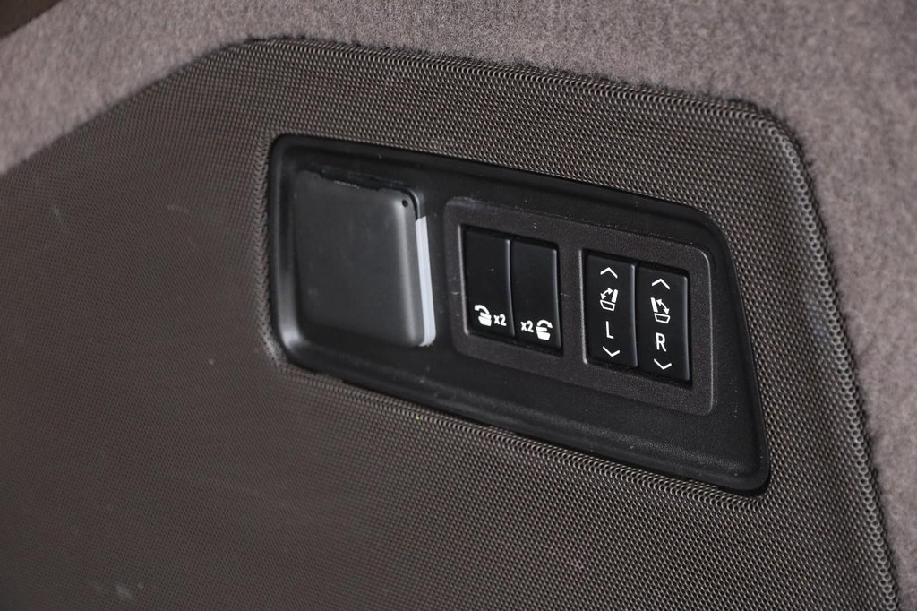 Cadillac Escalade Vehicle Full-screen Gallery Image 8