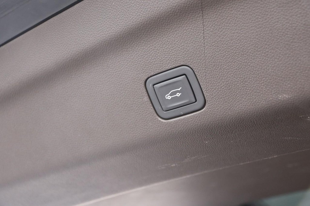 Cadillac Escalade Vehicle Full-screen Gallery Image 9