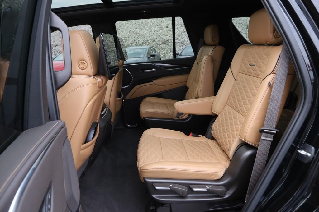 Cadillac Escalade Vehicle Full-screen Gallery Image 11