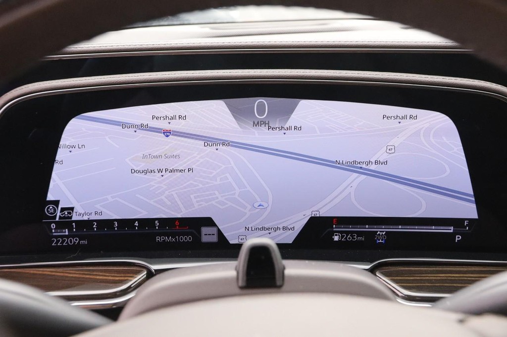 Cadillac Escalade Vehicle Full-screen Gallery Image 17