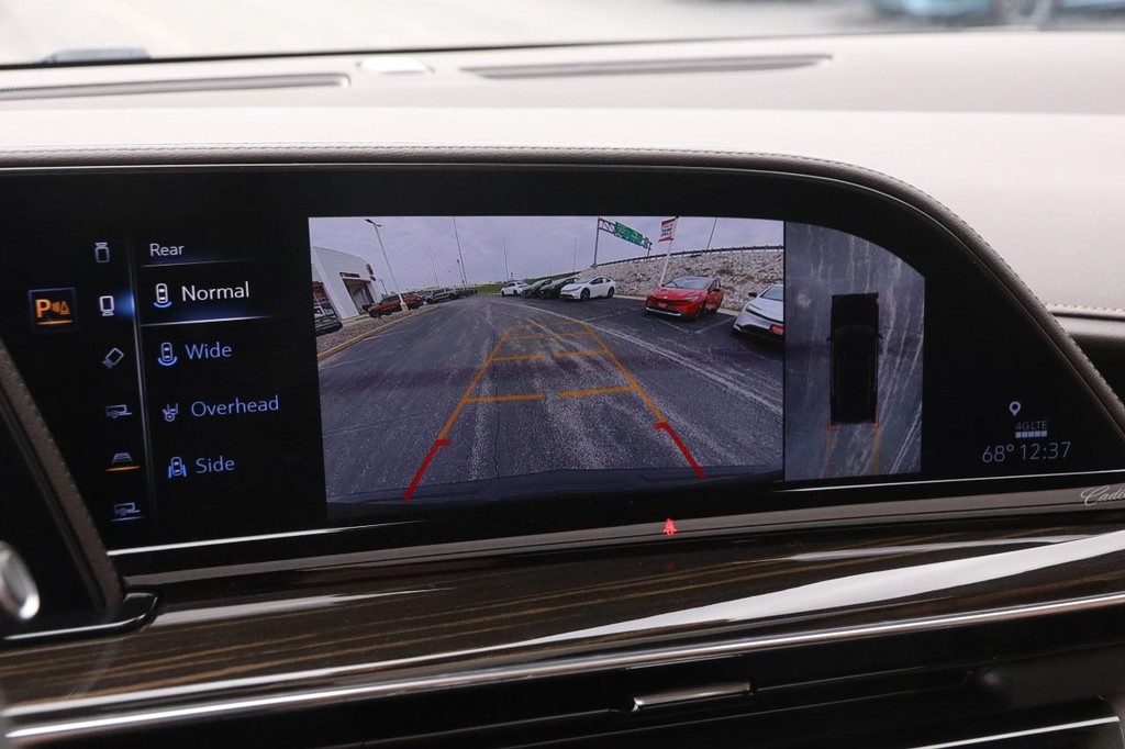 Cadillac Escalade Vehicle Full-screen Gallery Image 20